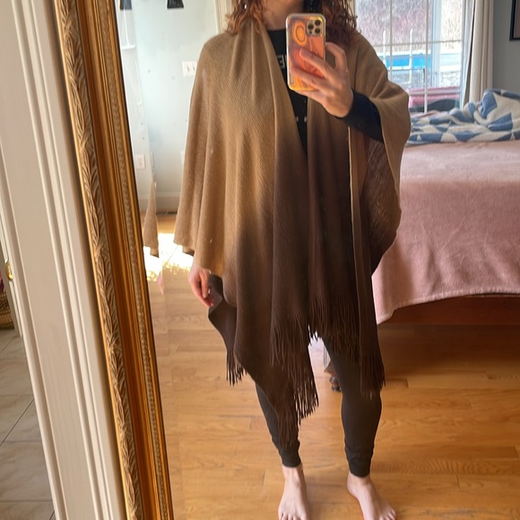 Francesca’s Poncho - Picture 4 of 5